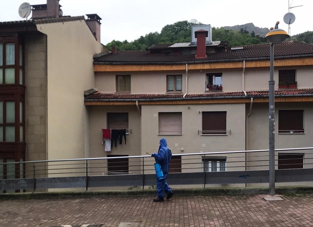 La Brigada Municipal retoma las labores de desinfección del mobiliario urbano que realizó durante los primeros meses de la pandemia de la Covid-19 Operario de la Brigada Municipal.