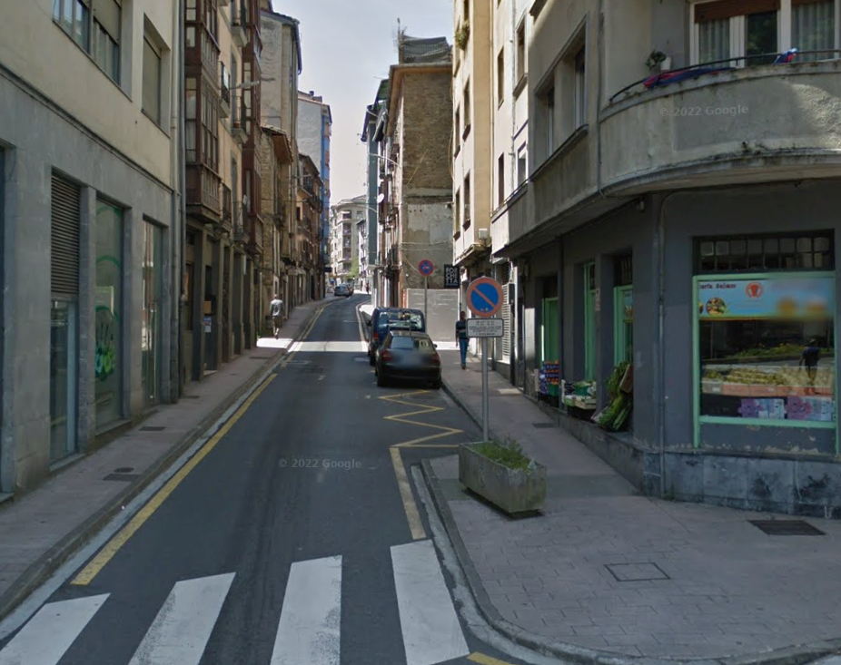 La calle Arragueta quedará cerrada al tráfico la próxima semana por las obras de renovación de la red de abastecimiento de agua Imagen de archivo de la calle Arragueta.