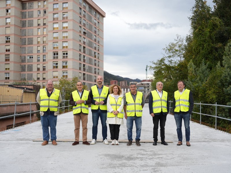 La ciudadanía de Eibar gana 10.000 metros cuadrados de espacio público con la cubrición de las vías entre Estaziño y Azitain La ciudadanía de Eibar gana 10.000 metros cuadrados de espacio público con la cubrición de las vías entre Estaziño y Azitain