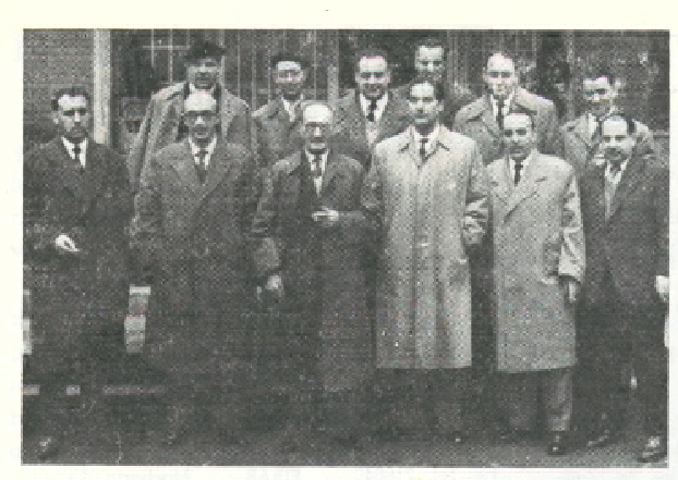 La comisión Ego Ibarra aprueba la propuesta de publicar un libro sobre la familia de doctores eibarreses Sáenz de Viteri El médico Javier Sáenz de Viteri, rodeado de amigos. Fotografía: Revista Eibar