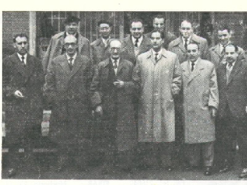 El médico Javier Sáenz de Viteri, rodeado de amigos. Fotografía: Revista Eibar