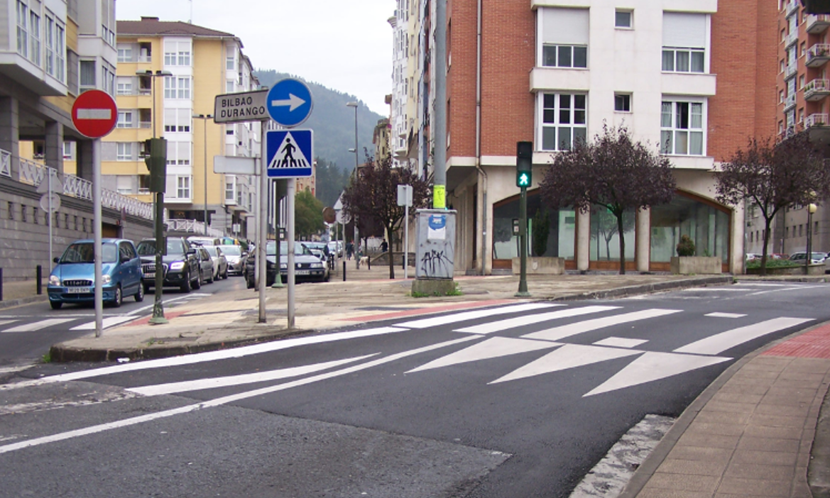 La construcción de los nuevos pasos peatonales sobreelevados en calles de Eibar finaliza este fin de semana