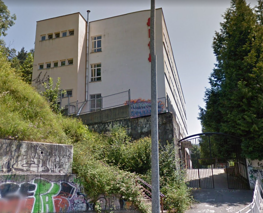 La Delegación de Educación de Gipuzkoa ha informado al alcalde de que, en breve, comenzará el derribo del edificio de las antiguas escuelas de ALFA Imagen exterior del edificio de las antiguas escuelas de ALFA.