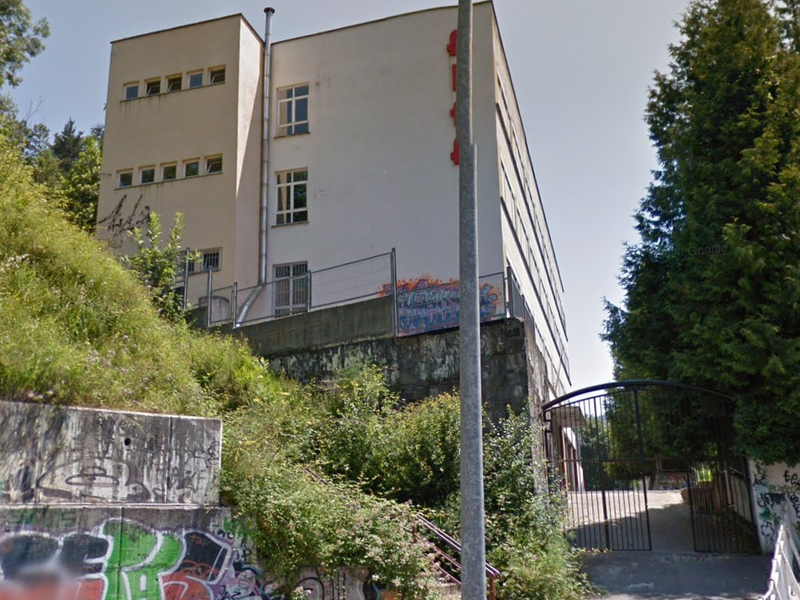 Imagen exterior del edificio de las antiguas escuelas de ALFA.