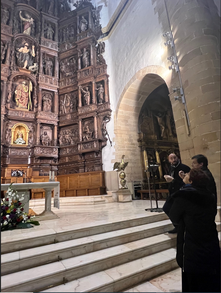 La diputada de Cultura visita junto al alcalde de Eibar el retablo mayor de la Iglesia de San Andres recientemente restaurado