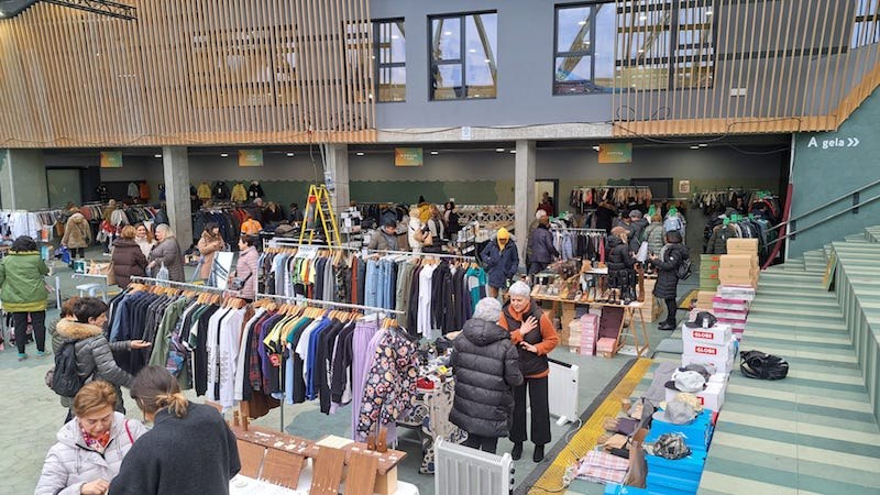 La Feria de oportunidades de invierno vuelve esta semana a Eibar con la participación de 26 establecimientos Imagen de la inauguración de la Feria de oportunidades de invierno. Imagen: www.etakitto.eus