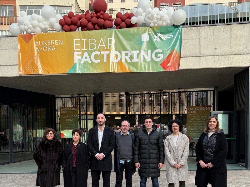 La Feria de oportunidades de invierno vuelve esta semana a Eibar con la participación de 28 establecimientos Inauguración de la Feria de oportunidades, con representantes institucionales y comerciantes.