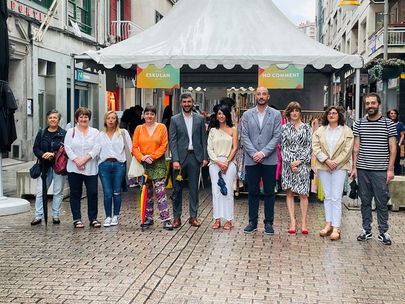 Inauguración de la Feria de Oportunidades de Verano con organizadores/as, autoridades locales y representantes del comercio eibarrés.