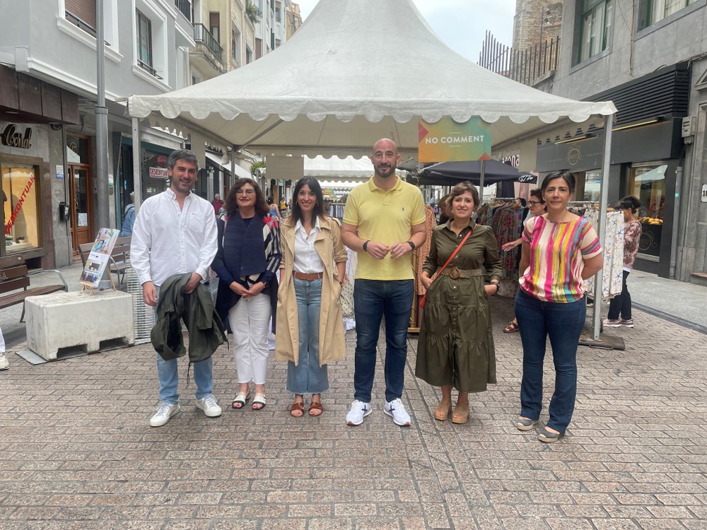 La Feria de Oportunidades de Verano vuelve a estar presente un año más en la calle Toribio Etxebarria Organizadoras, autoridades locales y representantes del comercio eibarrés, en la presentación de La Feria de Oportunidades de Verano.