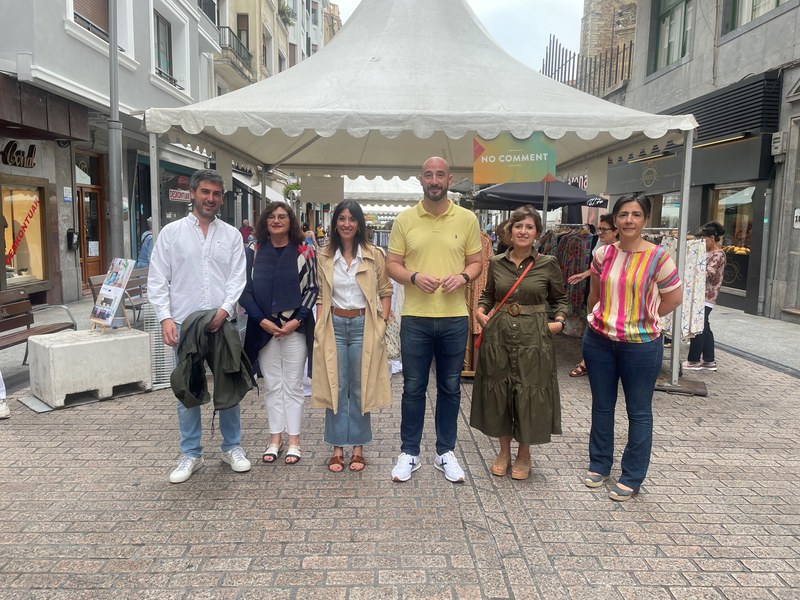 Organizadoras, autoridades locales y representantes del comercio eibarrés, en la presentación de La Feria de Oportunidades de Verano.