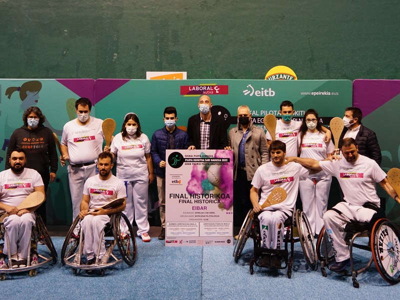 Imagen de la presentación de la final de pelota vasca adaptada en el frontón de Astelena. 