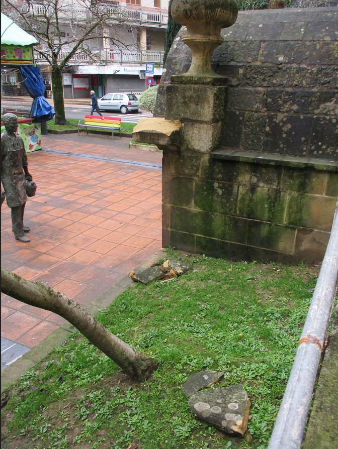 La fuente de Urkizu será restaurada tras sufrir daños en su cornisa Fuente de Urkizu. Imagen general de los daños ocasionados.