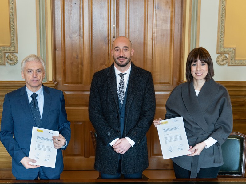 De izq. a dcha.: el presidente de Tekniker, Jesús María Iriondo, el alcalde Jon Iraola y la ministra Diana Morant.