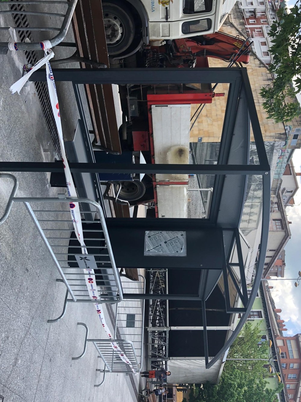 La parada de autobuses de la plaza de Untzaga cuenta ya con una nueva marquesina