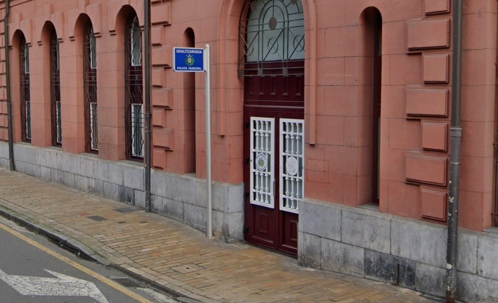 La Policía Municipal de Eibar comienza a recoger denuncias judiciales de autor desconocido Puerta de acceso a las dependencias de la Policía Municipal de Eibar.