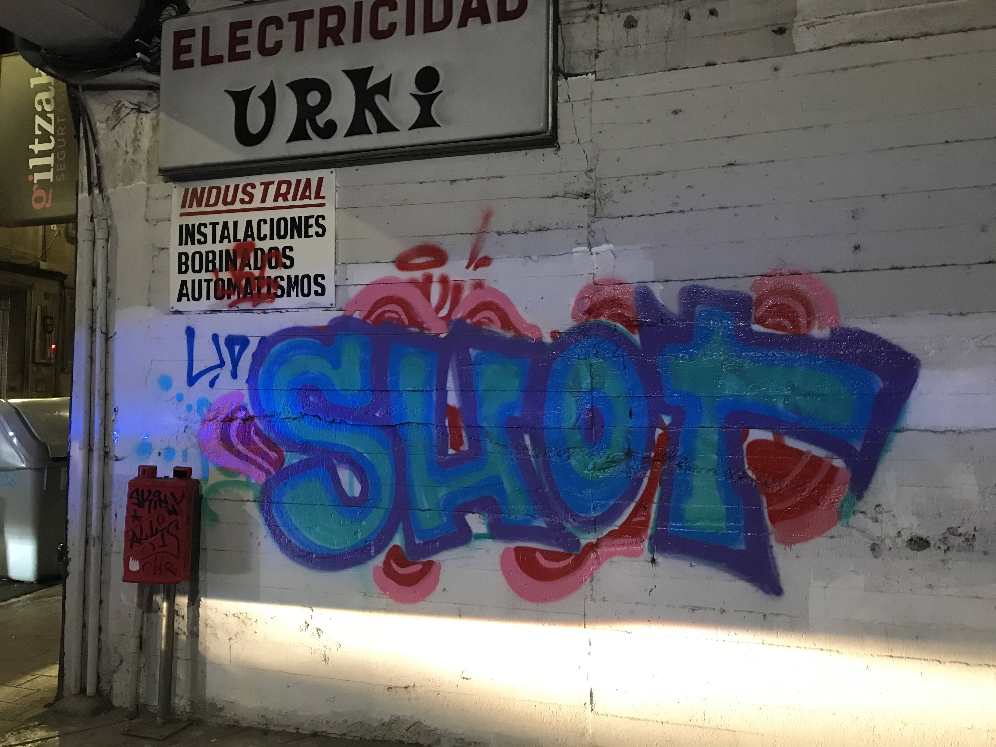 La policía municipal de Eibar localiza e identifica a un grafitero cuando hacía una pintada en Arragüeta