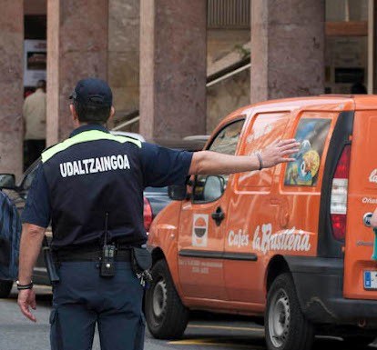 La Policía Municipal ha abierto expedientes sancionadores a ocho bares de Eibar durante el fin de semana por incumplir el decreto contra la pandemia y más de una veintena de sanciones individuales Policía Municipal dirigiendo el tráfico (Imagen de archivo).