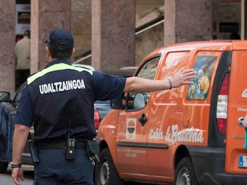 La Policía Municipal ha abierto expedientes sancionadores a ocho bares de Eibar durante el fin de semana por incumplir el decreto contra la pandemia y más de una veintena de sanciones individuales Policía Municipal dirigiendo el tráfico (Imagen de archivo).