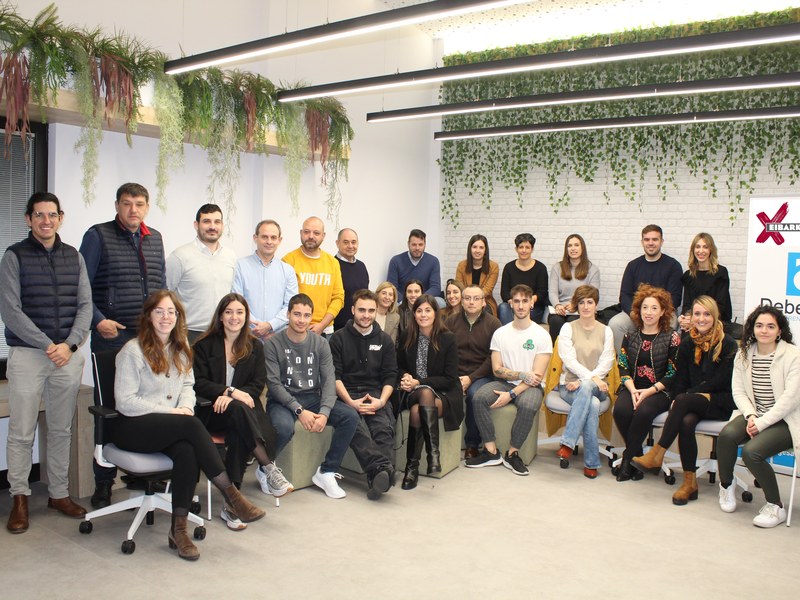 Imagen de los/as integrantes en la primera edición del programa HELDU!.