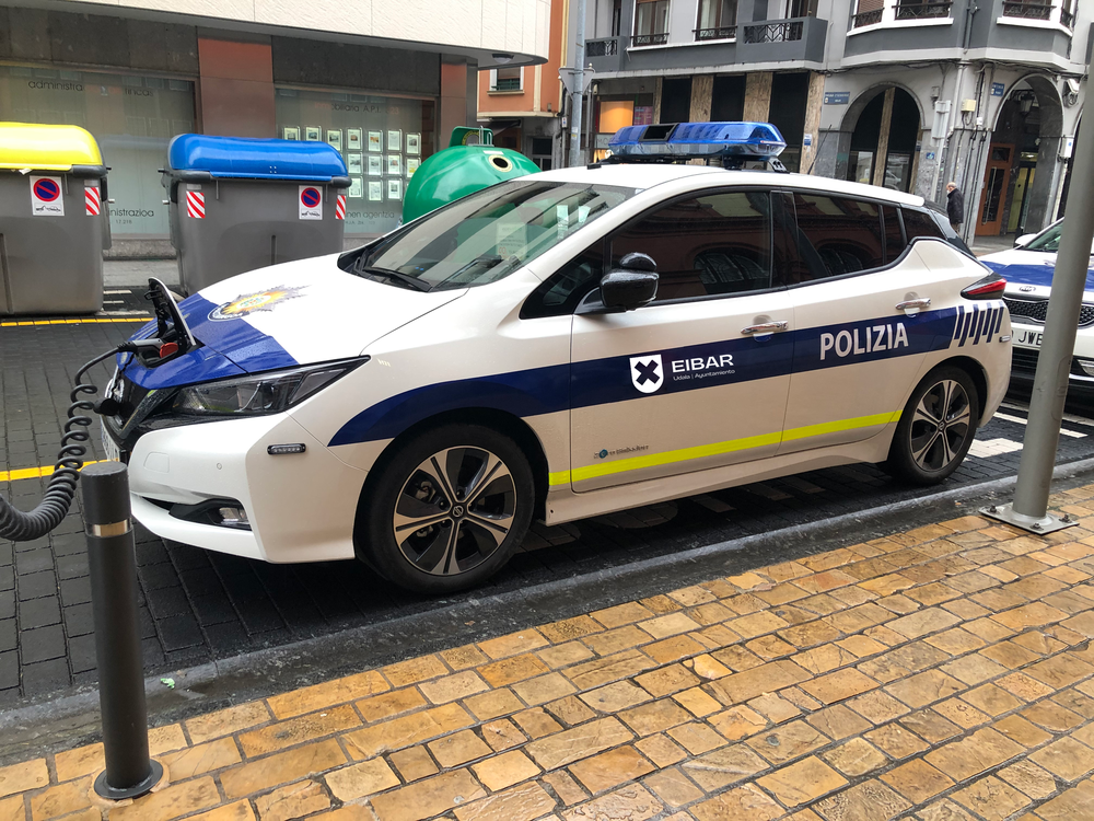La rápida intervención de la Policía Municipal salva la vida a un hombre en Urki Vehículo eléctrico de la Policía Municipal.