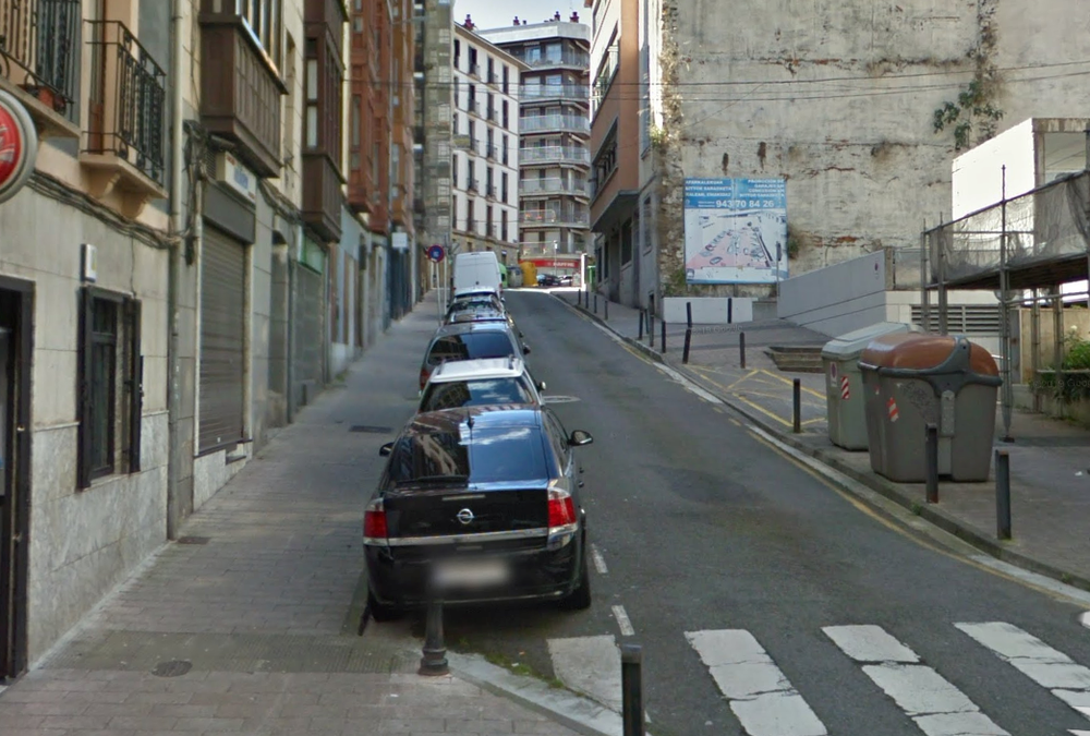 La red de abastecimiento de agua de la calle Bittor Sarasketa se renovará en su totalidad a partir de esta semana Imagen de archivo. Calle Bittor Sarasketa.