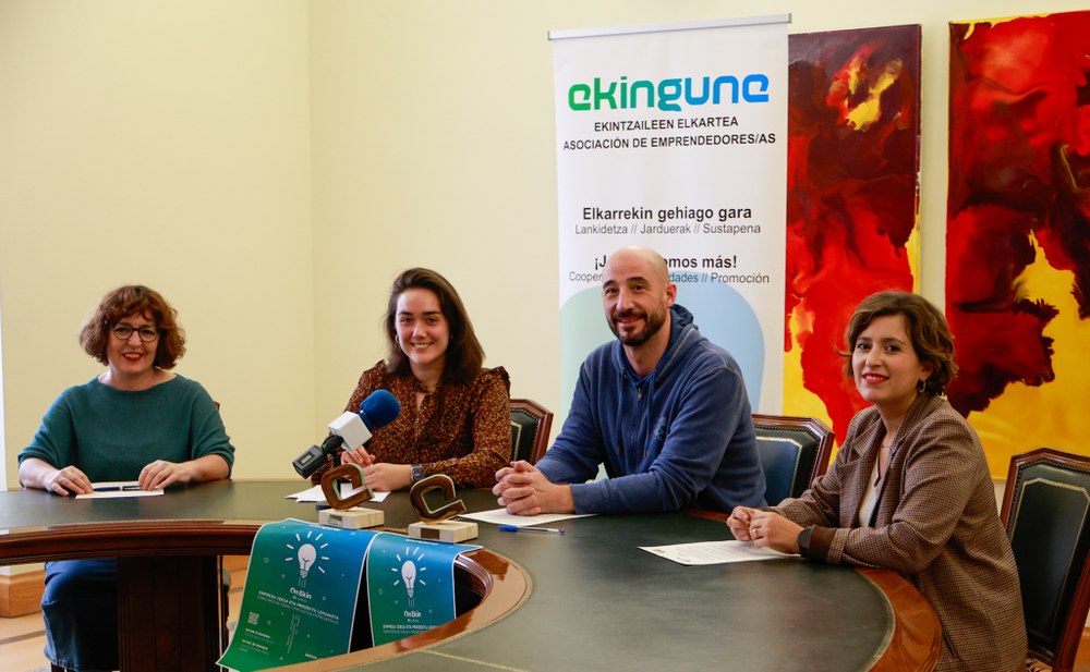 Las personas ganadoras del concurso de ideas y proyectos empresariales On Ekin se conocerán el 26 de octubre En la imagen, el alcalde de Eibar Jon Iraola y la concejala del área de Desarrollo económico, Empleo y Formación, Vanessa Hortas, junto a la presidenta de Ekingune, Elena Gisasola y la directiva de la asociación Leire Berasaluze.