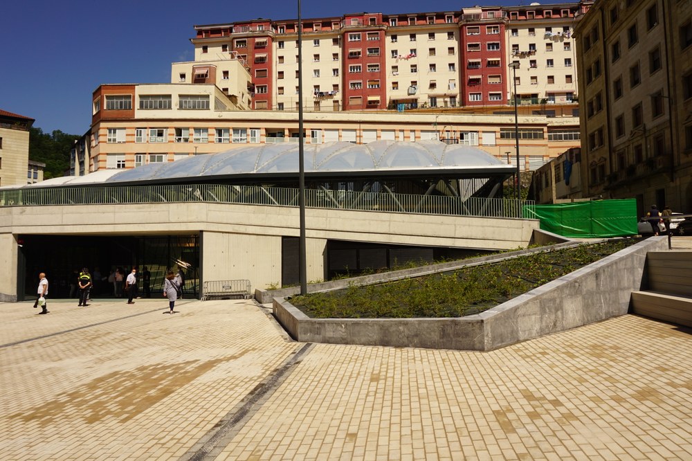 Las zonas ajardinadas del entorno del nuevo edificio de Errebal serán replantadas con nuevas flores y arbustos Imagen de archivo de Errebal Plazia.