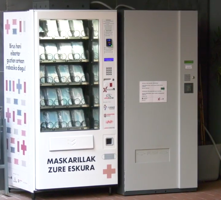 Los/as eibarreses/as han obtenido más de 230.000 mascarillas gratuitas en las máquinas de vending colocadas en la ciudad Máquina de vending, ubicada en el polideportivo Orbea.
