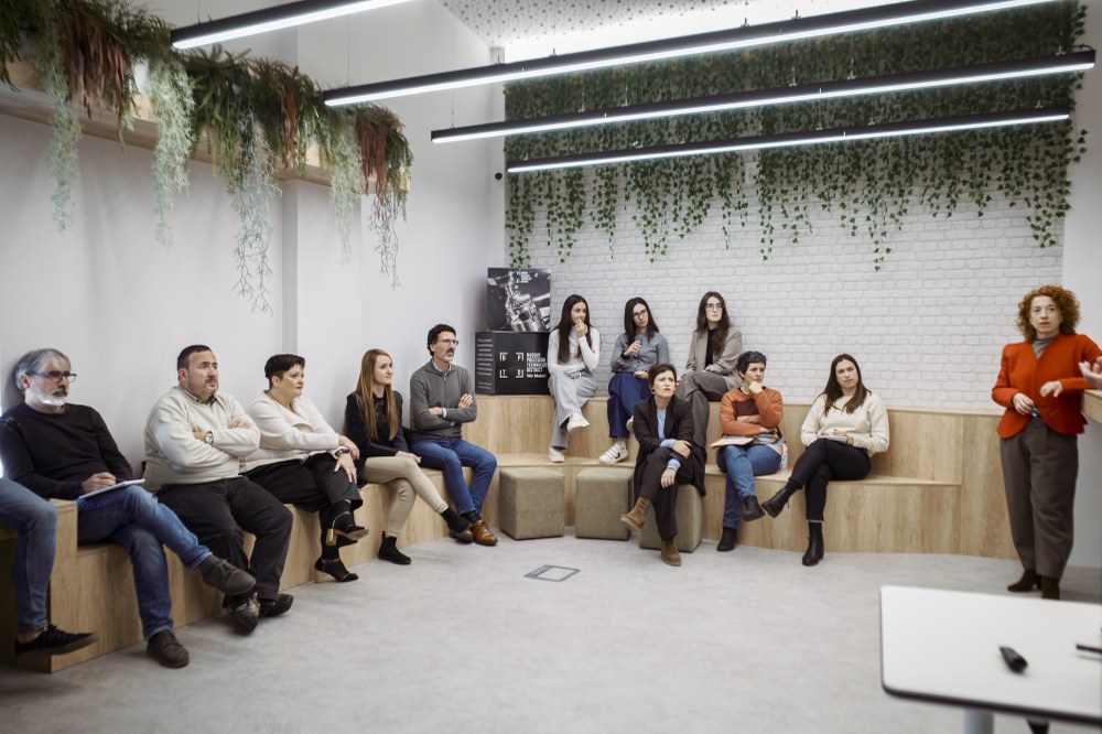 Participantes de la cuarta edición del programa de emprendimiento HELDU! y responsables institucionales y técnicas municipales.