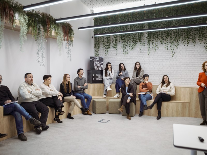 Los/as participantes de la cuarta edición del programa de emprendimiento HELDU! presentan los resultados de sus proyectos