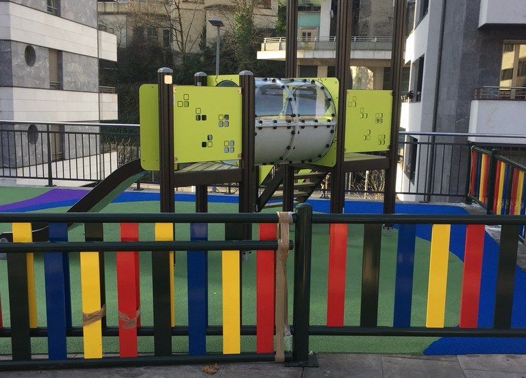 Los parques de juegos infantiles de Eibar se reabren este lunes, respetando las medidas de seguridad e higiene Parque de juegos infantiles en Berdintasunaren pasealekua.