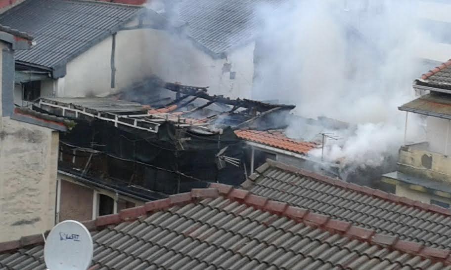 Los vecinos del inmueble número 19 de Arragueta han vuelto a sus casas tras el incendio originado hoy jueves en el edificio número 21