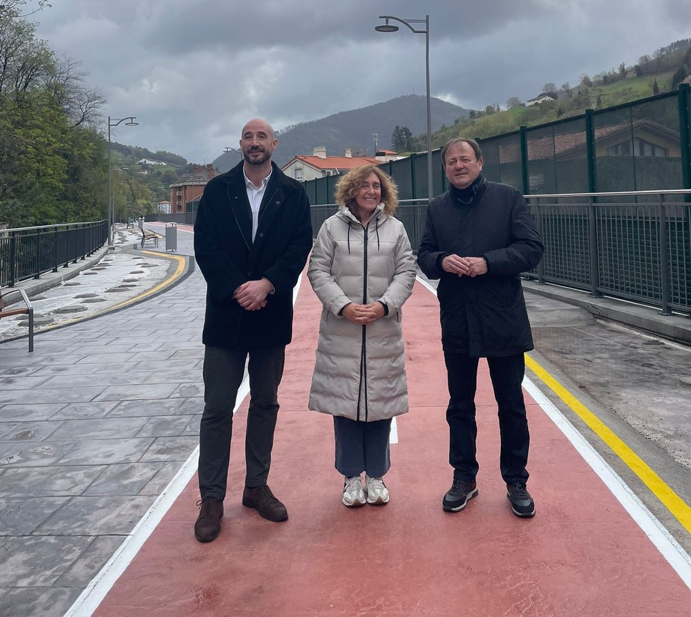 El alcalde de Eibar, Jon Iraola, la consejera de Movilidad Sostenible del Gobierno Vasco, Susana Chueca, y el director general de Euskal Trenbide Sarea (ETS), Antonio López.