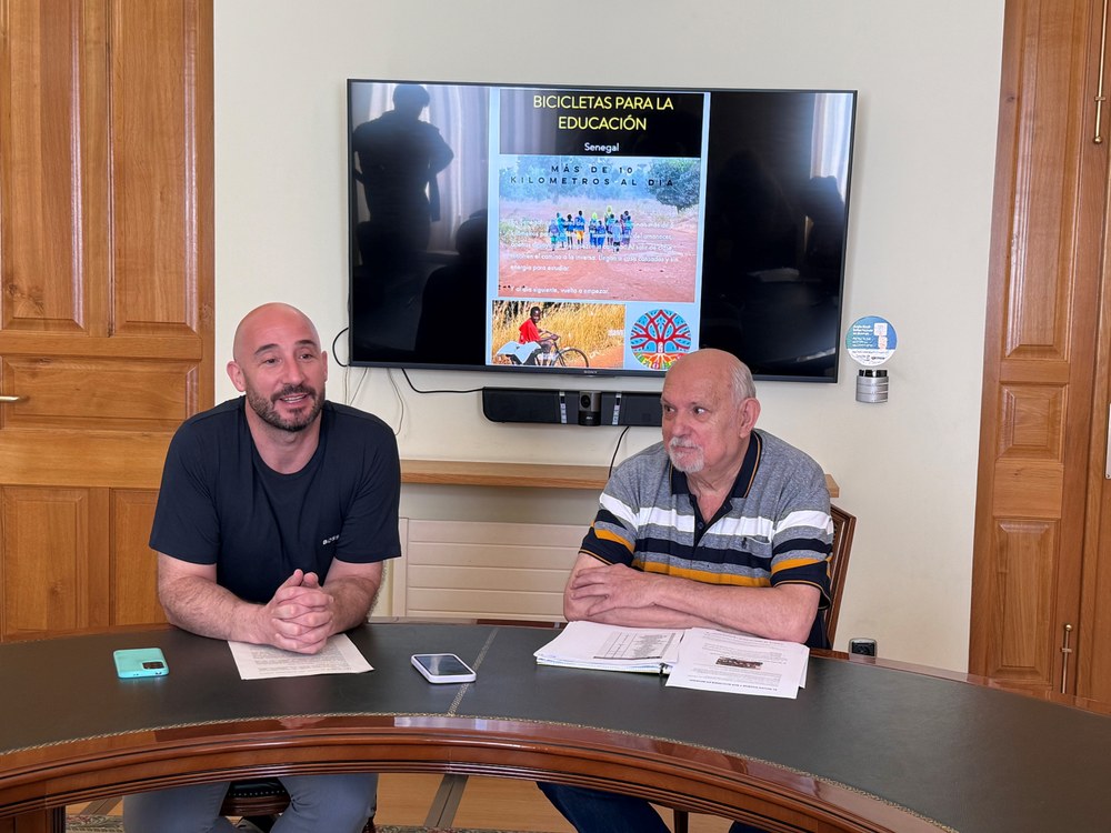 El alcalde Jon Iraola, y Mikel Porto, impulsor de la iniciativa.