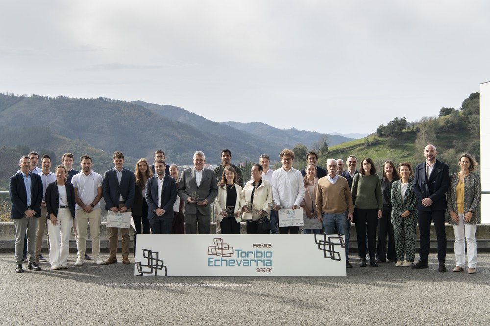 Premiados y representantes institucionales en el acto de entrega de los Premios Toribio Echevarria 2025.
