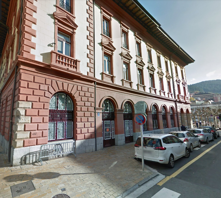 Pegora realizó más de 56.000 atenciones de gestión e información a la ciudadanía en 2023 Imagen de la puerta de acceso a las dependencias de Pegora, ubicada en la planta baja de la Casa Consistorial en la plaza de Unzaga.