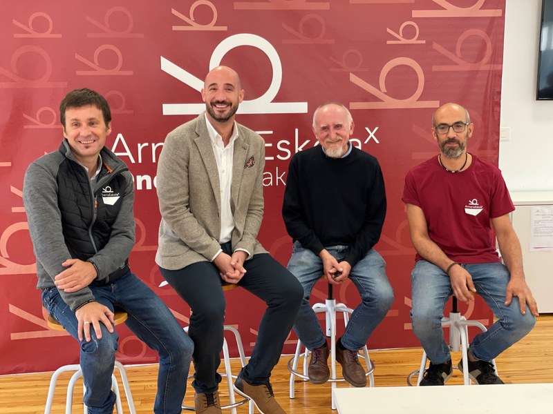 Imagen de la presentación del Taller de Grabado y Damasquinado que se imparte este curso en Armeria Eskola.