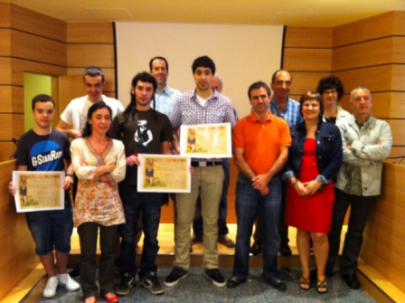 Reconocimiento del Ayuntamiento a Alumnos de Armeria eskola ganadores de los premios de Emprendizaje EJE (Empresa Joven Educativa) y URRATSBAT