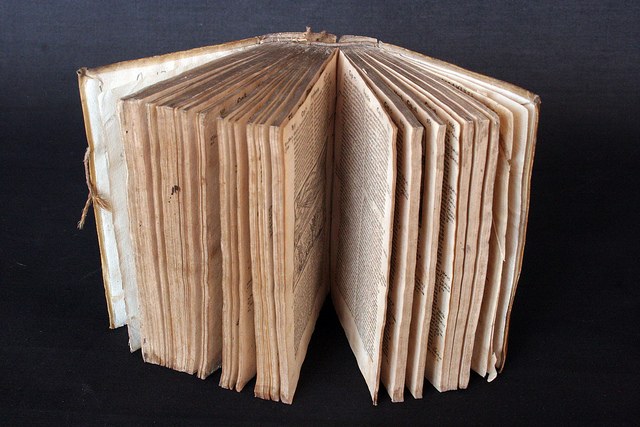 Restauración de libros pertenecientes al fondo de reserva de la Biblioteca
