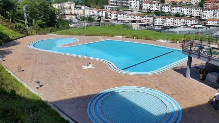 Sale a licitación la explotación del bar de las piscinas descubiertas de Ipurua Imagen de las piscinas descubiertas de Ipurua.