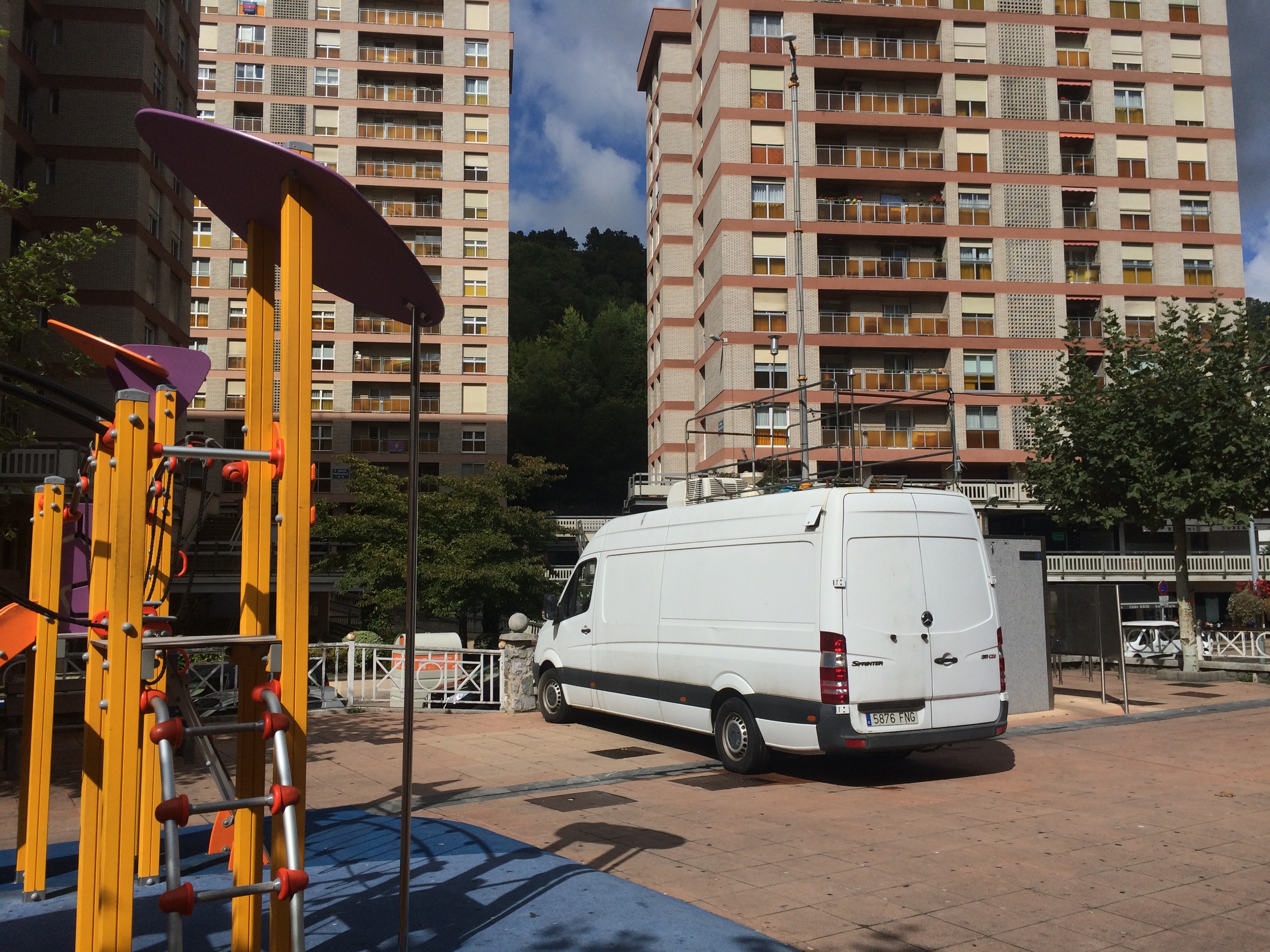 Una unidad móvil del Gobierno Vasco, instalada en el parque de Urkizu, continúa con la medición de la calidad del aire de Eibar