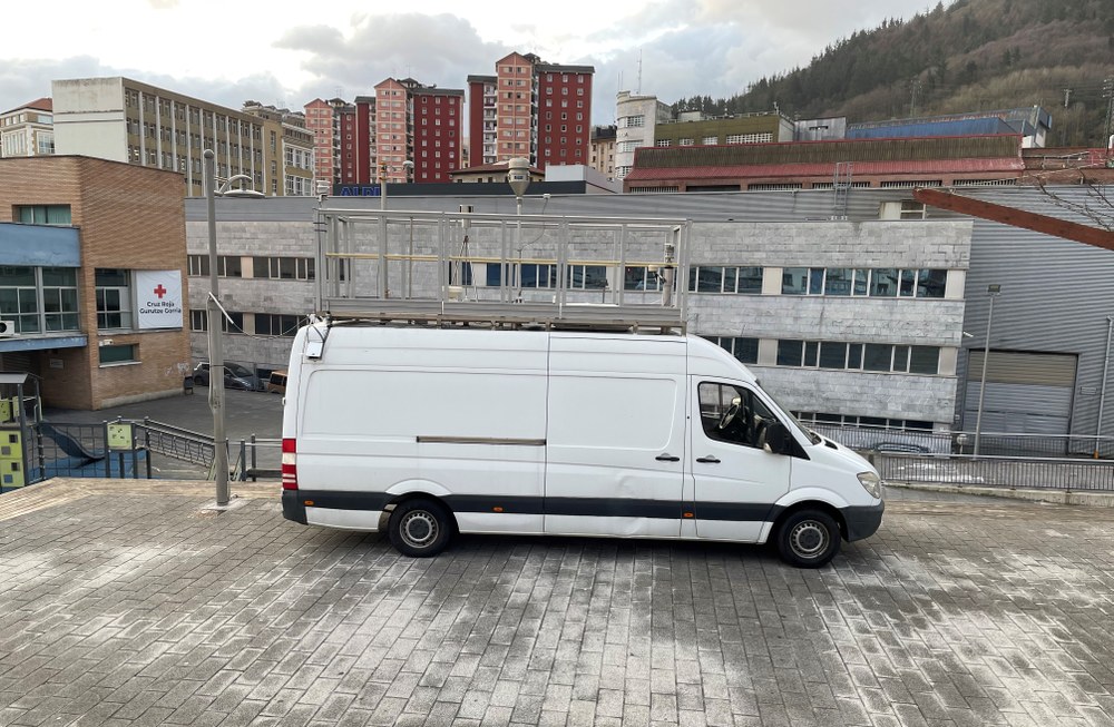 Una unidad móvil instalada junto al antiguo ambulatorio de Torrekua, a peticíón del Ayuntamiento, medirá y controlará la calidad del aire en la zona de Amaña Unidad móvil instalada junto al antiguo ambulatorio de Torrekua para el control y medición de la calidad del aire en la zona de Amaña.