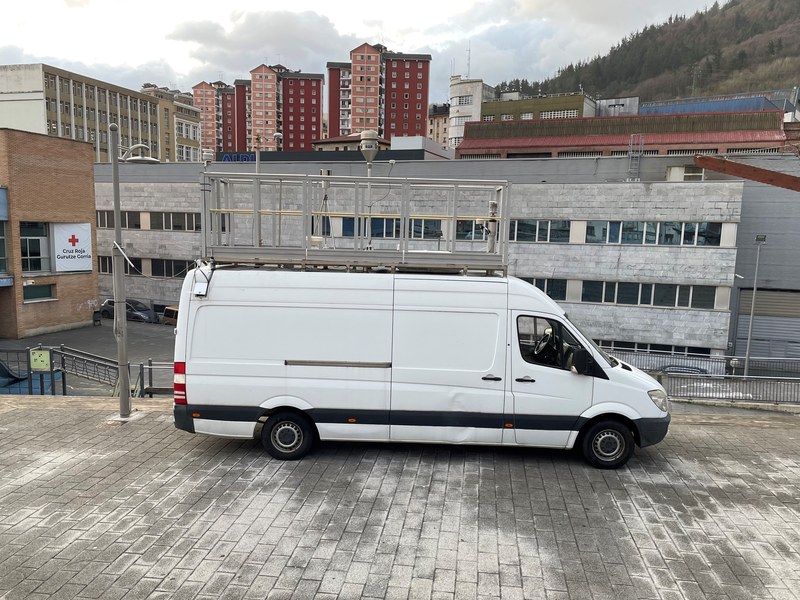 Unidad móvil instalada junto al antiguo ambulatorio de Torrekua para el control y medición de la calidad del aire en la zona de Amaña.
