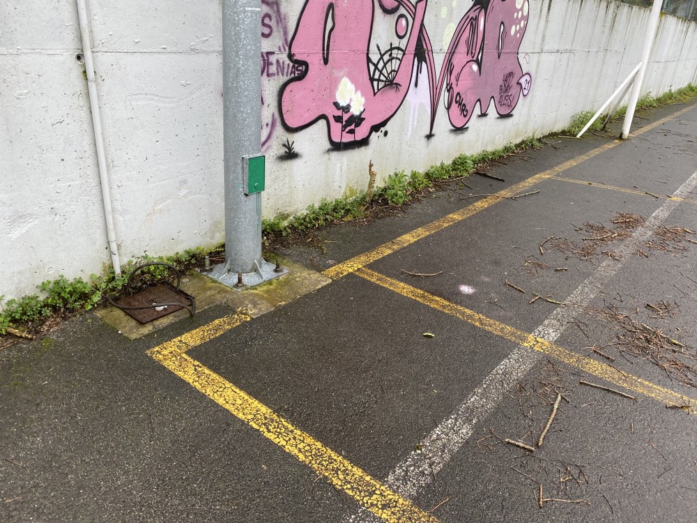 Varias calles y zonas de Eibar llevan algunos días sin alumbrado público, como consecuencia del robo de casi un kilómetro de cableado Imagen de archivo. Cancha de baloncesto situada en el polígono de Azitain.