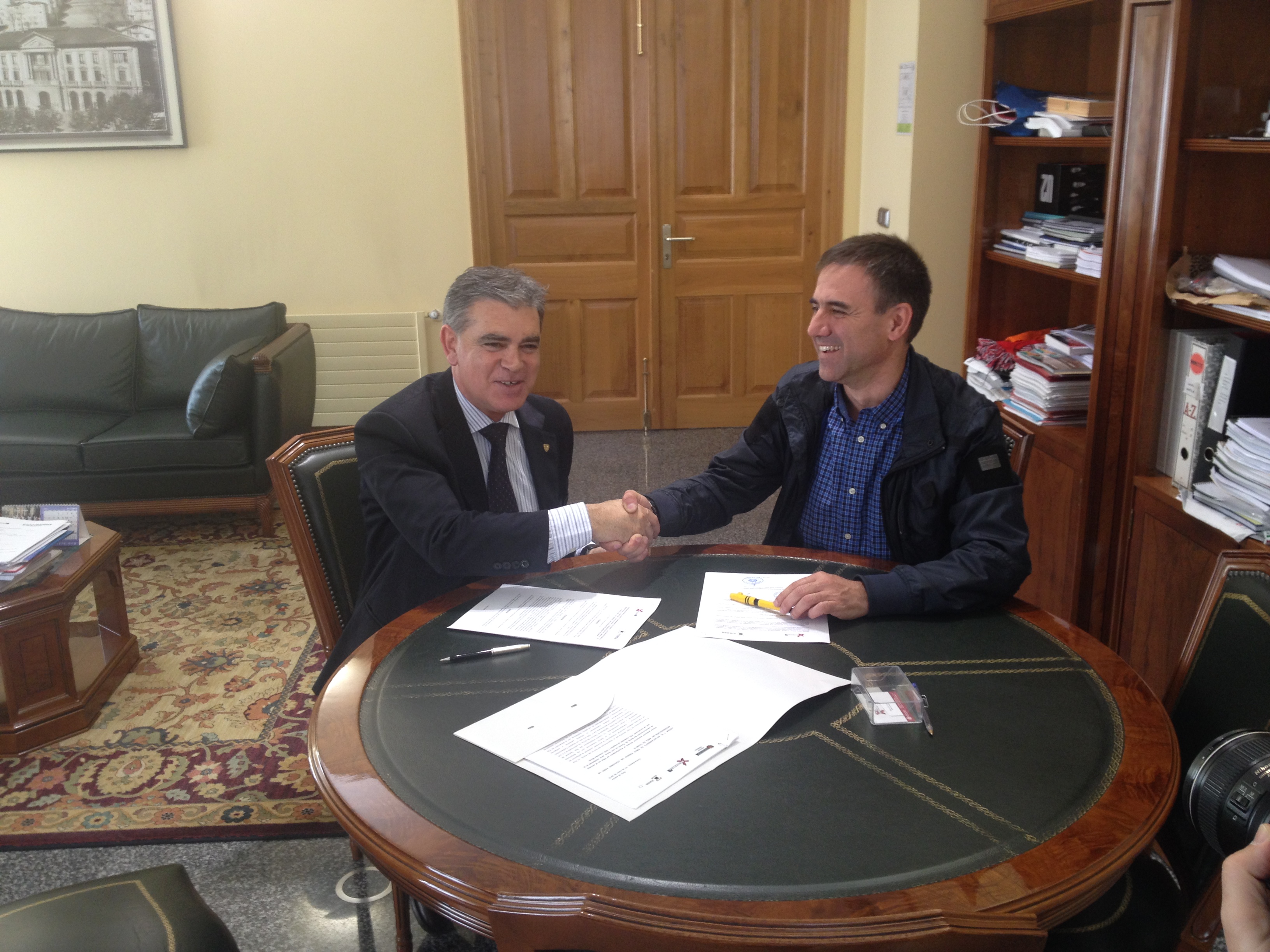 Visesa y el Ayuntamiento de Eibar firman un convenio para la regeneración del área de Txonta