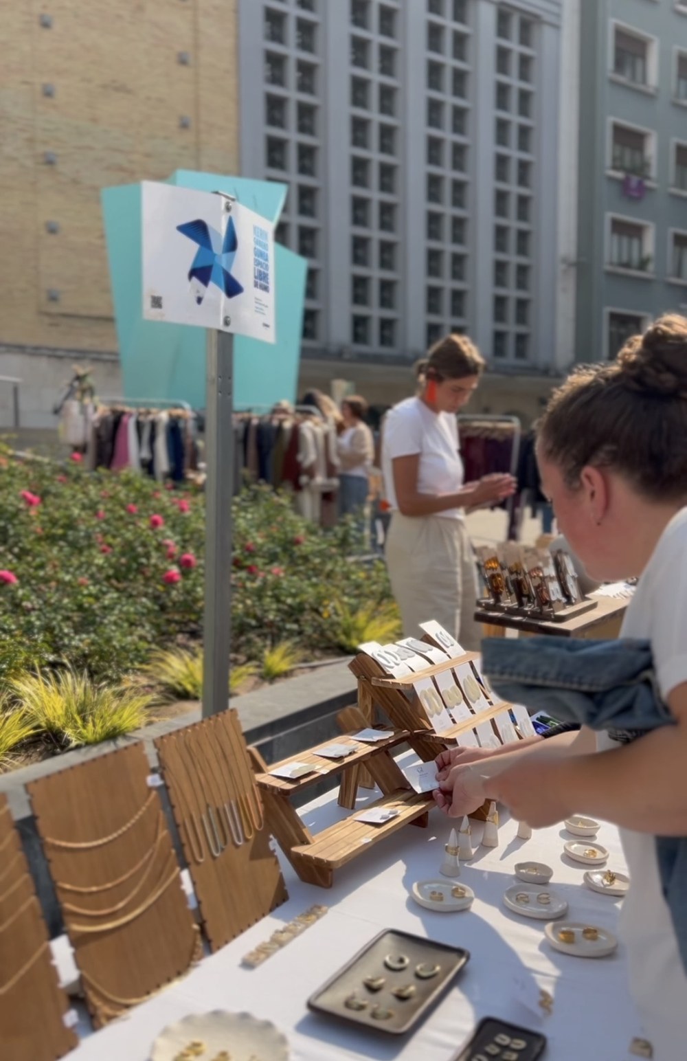 Vuelve la Feria “Braderie Eibarren” para llenar las calles de compras, música y buen ambiente Imagen de archivo.