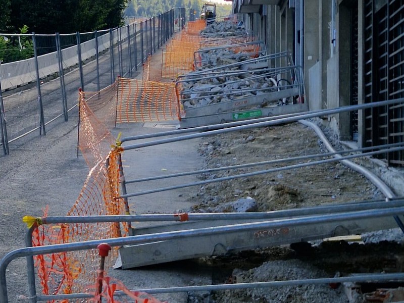 Ya están en marcha las obras de reurbanización en la calle Bustinduitarren