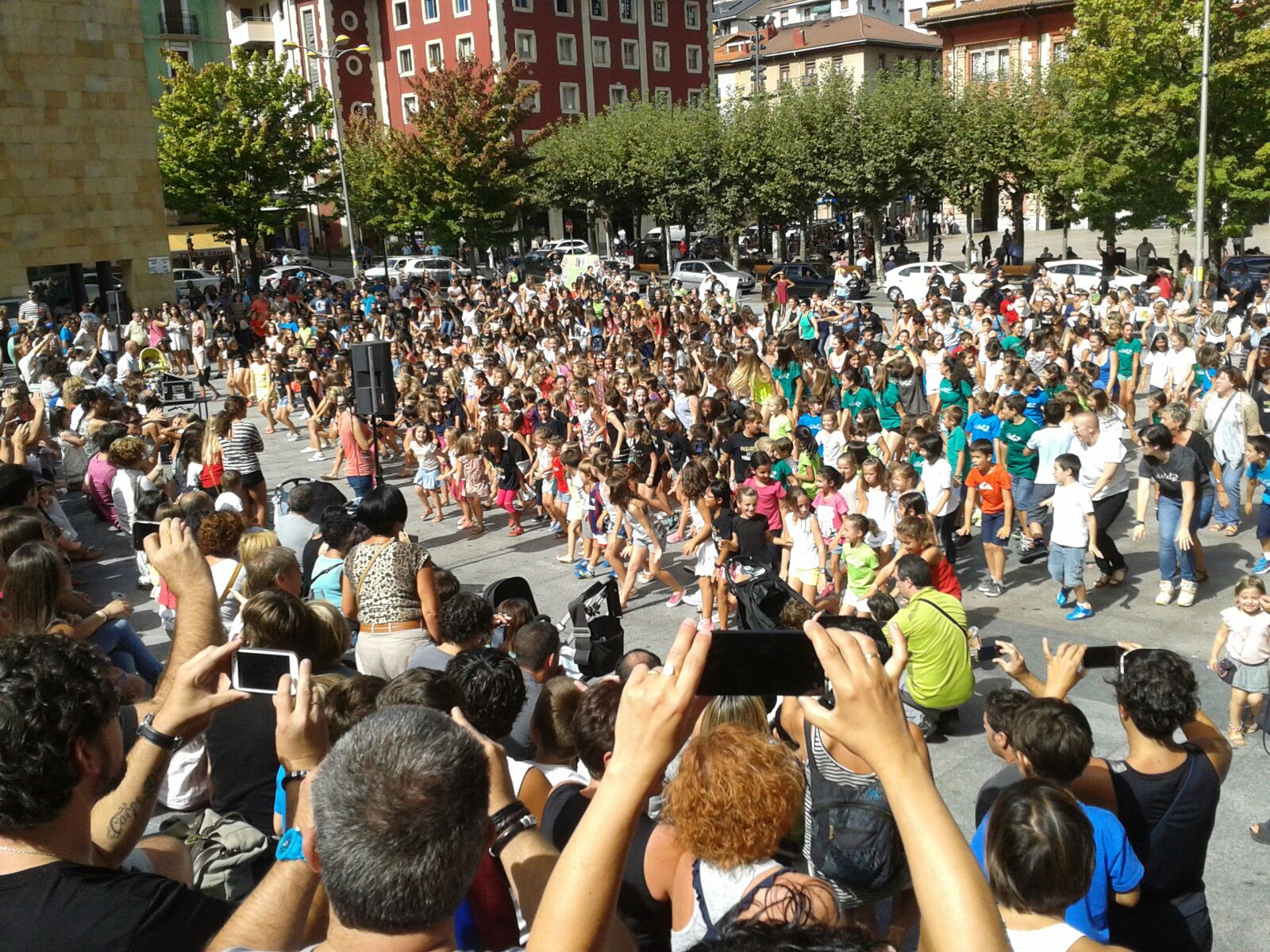 Ya se puede ver el flashmob Eibarren euskaraz bizi nahi dut