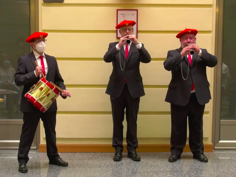En el Ayuntamiento de Eibar reciben a los dulzaineros de Estella para dar inicio a las fiestas de San Juan de 2020.