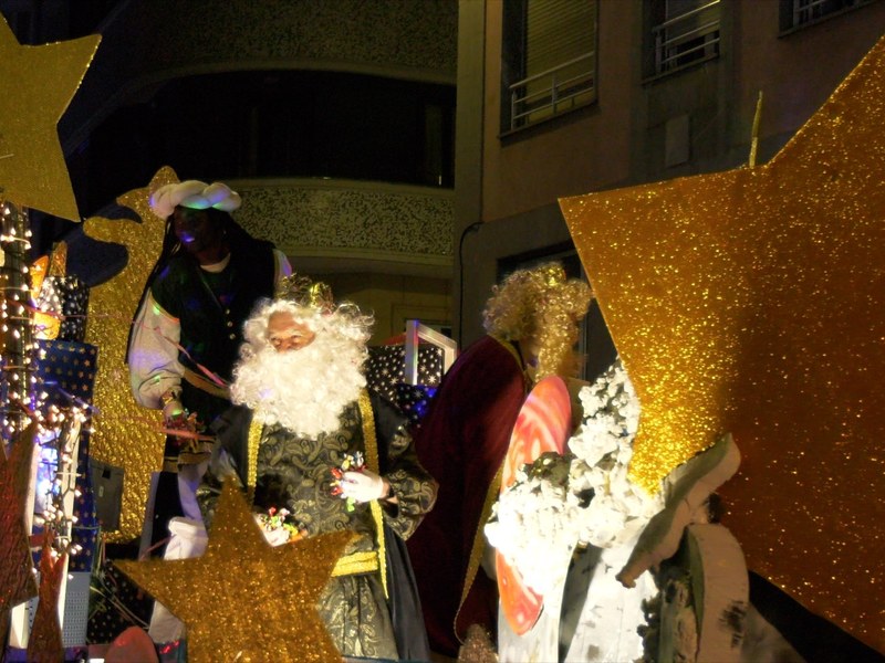 Un año más, la tarde del 5 de enero, sus majestades los reyes Magos recibieron a los niños y niñas eibarreses en el Ayuntamiento de la ciudad.